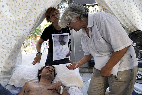 La familia Meño acampa junto al Ministerio de Justicia. | Bernardo Díaz