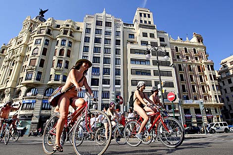 Los nudistas con sus bicicletas por el centro de la ciudad | Efe Los nudistas con sus bicicletas por el centro de la ciudad | Efe