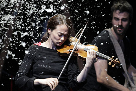 Una violinista en un momento de 'Las cuatro estaciones'.|  Afp/Oliver Killig