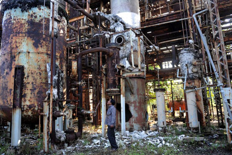 Un hombre contempla la fábrica abandonada que causó la tragedia de  Bhopal. | Afp