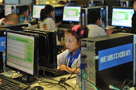Una niña utiliza un ordenador en China. | Afp Una niña utiliza un ordenador en China. | Afp