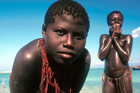 Dos indígenas jawara en las islas andamán. | Survival International