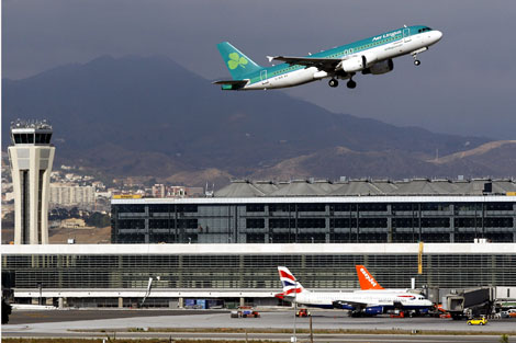 Un avión despega del aeropuerto de Málaga. | Carlos Díaz