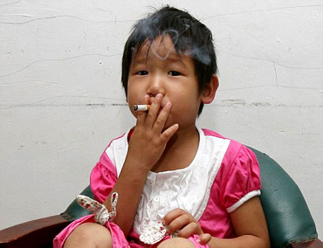 Ya Wen, la niña china adicta al tabaco y la cerveza. | 'Daily 
Mail'