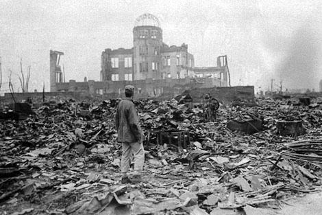 Un periodista mira la ruina de Hiroshima tras ser lanzada la bomba atómica. | E. M.
