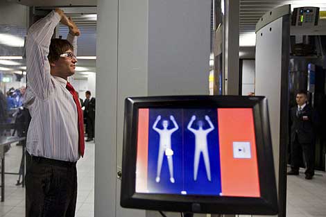 Un empleado del aeropuerto Shipol prueba un escáner corporal. | AP