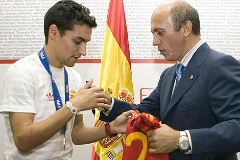 Jesús Navas renueva, pero no se intuyen incorporaciones