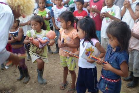 Algunas niñas, contentas, tras recibir sus regalos solidarios. | ELMUNDO.es