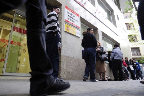 La crisis econ&oacute;mica parece haber minado la felicidad de los espa&ntilde;oles. | Bernardo D&iacute;az