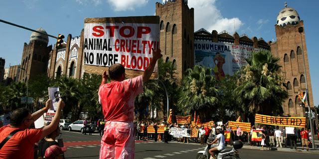 Antitaurinos y aficionados, el domingo, a las puertas de la plaza de toros Monumental, la única activa de Cataluña. | Quique García