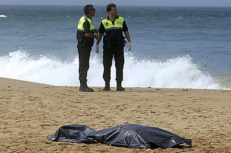 Agentes de la Policía Local junto a uno de los cadáveres del naufragio en 2009. | Efe