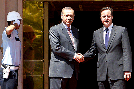 David Cameron estrecha la mano del primer ministro turco, Recep Tayip Erdogan. | Epa David Cameron estrecha la mano del primer ministro turco, Recep Tayip Erdogan. | Epa