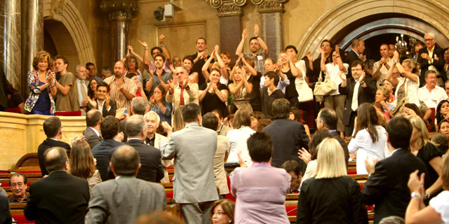 Los detractores de la fiesta aplauden tras la votación.| Quique García