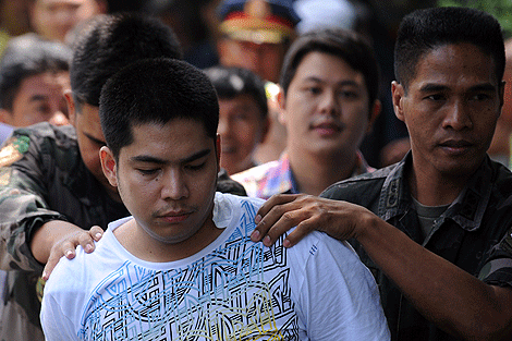 La policía filipina detiene al presunto asesino, Mark Dizon. | Afp La policía filipina detiene al presunto asesino, Mark Dizon. | Afp