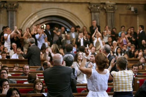 Antitaurinos y diputados de ERC celebran la prohibición en el Parlament. | EFE Antitaurinos y diputados de ERC celebran la prohibición en el Parlament. | EFE