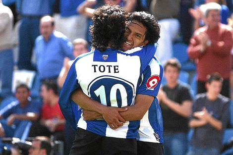 Tote, de espaldas, celebra un gol del Hércules la pasada temporada. | E. Caparrós Tote, de espaldas, celebra un gol del Hércules la pasada temporada. | E. Caparrós