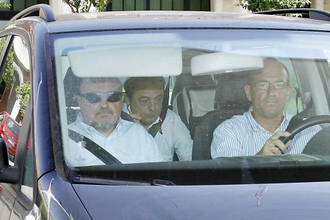 El abogado de Ponce conduce, junto a éste. Detrás, el abogado de Mellet. | Conchitina El abogado de Ponce conduce, junto a éste. Detrás, el abogado de Mellet. | Conchitina