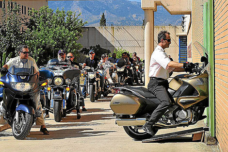 Las motos entran en el gimnasio de la c�rcel con el director a la cabeza | Cati Cladera