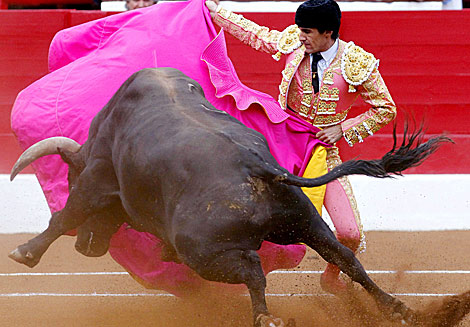 El diestro Francisco Marco, con el capote en la plaza de toros de Santander. | Efe