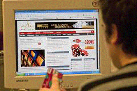 Un joven apuesta en Internet. | Mitxi Un joven apuesta en Internet. | Mitxi
