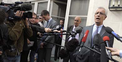El abogado de Woerth habla con periodistas tras la interrogatoria. | Afp