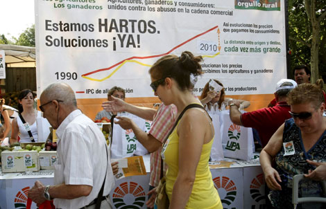 UPA reparte bolsas de fruta y verdura en Claudio Moyano | Efe UPA reparte bolsas de fruta y verdura en Claudio Moyano | Efe
