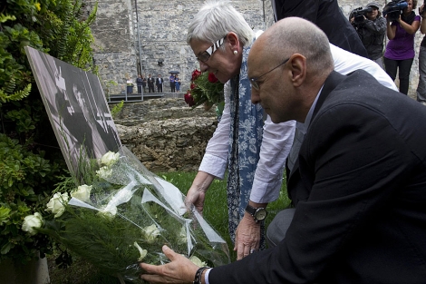 Maixabel Lasa, la viuda de Juan Mar�a J�uregui, y Rodolfo Ares, durante el homenaje. | Justy