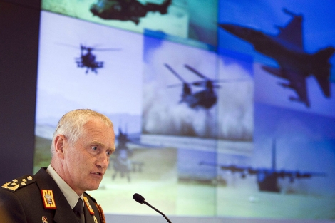 El general Peter van Uhm anuncia el repliegue de las tropas holandesas. | Phil Nijhuis
