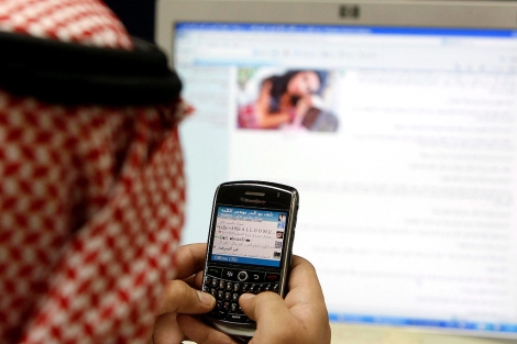 Un hombre lee un mensaje en su teléfono.  Foto: Efe