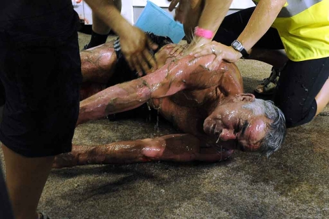 El fallecido, Vladimir Ladyschenski, es sacado de la sauna tras su colapso. | AP