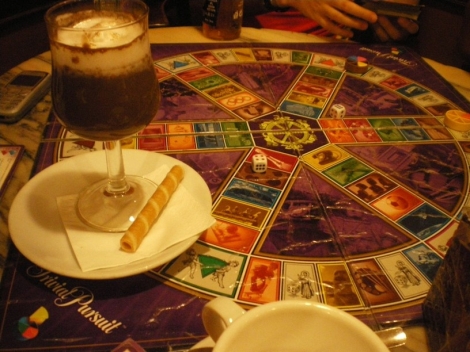 Combinado de batido con un barquillo junto al Trivial en el Estar  Café.