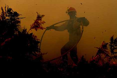 Un bombero, en las tareas de extinción de un fuego. | Efe Un bombero, en las tareas de extinción de un fuego. | Efe