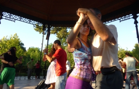 Un grupo de parejas en la pista de la milonga 'El Templete' del Retiro. | C.A.