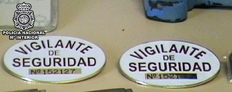 Placas de vigilante de seguridad falsificadas.