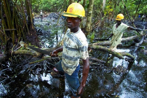 Trabajadores subcontratados por Shell Oil Company en Oloibiri. |Ed Khasi