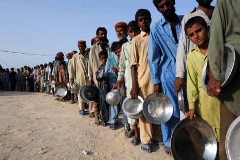 Un grupo de supervivientes están esperando su turno para recibir alimentos. | Afp photo