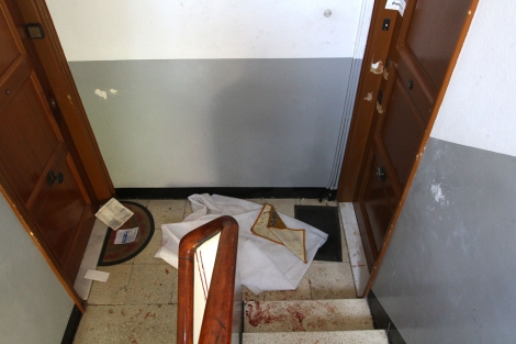 La escalera donde se ha vivido el suceso, ensangrentada |  Christian Maury