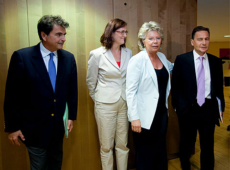 Pierre Lellouche, Cecilia Malmstr�m, Viviane Redin y Eric Besson, ante de la reuni�n. | Efe