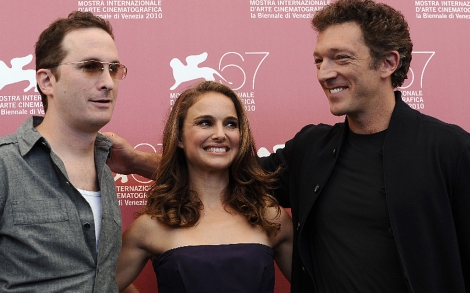 El cineasta (dcha.), con Portman y Portman y el actor francés Vincent Cassel. | Afp