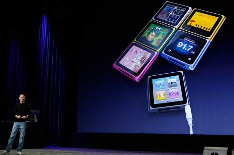 Steve Jobs con el nuevo iPod Nano a sus espaldas. | Reuters