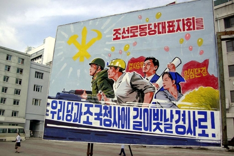 Cartel propagandístico en las calles de Pyongyang. | Ap