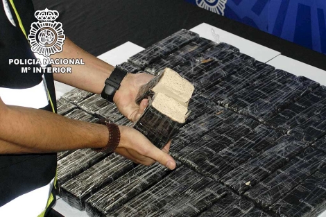 Un agente muestra parte de la droga incautada.