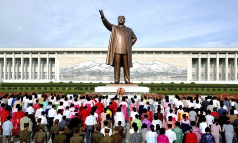 Gigantesca estatua Kim Il Sung en Pyongyang. | Kcna