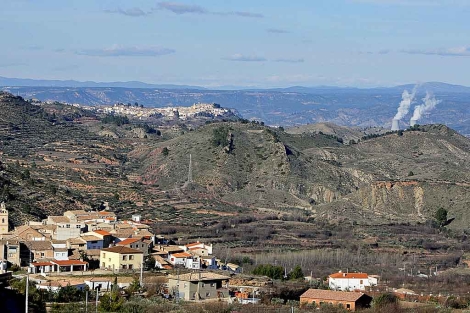 La localidad valenciana de Zarra, con las torres de la central de Cofrentes al fondo. | Efe La localidad valenciana de Zarra, con las torres de la central de Cofrentes al fondo. | Efe