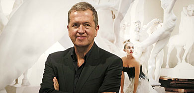 Mario Testino, ante una de las im�genes de la exposici�n. | Efe M�S FOTOS
