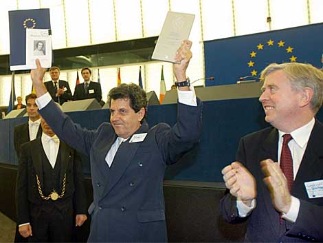 Oswaldo Payá ( c ) shows the award of the European Parliament in 2002. | Ap Oswaldo Payá (c) muestra el premio del Parlamento Europeo en 2002. | Ap