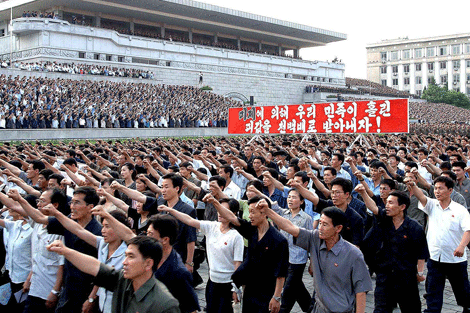 Ciudadanos de Corea del Norte corean consignas antiestadounidenses en Pyongyang. | Afp