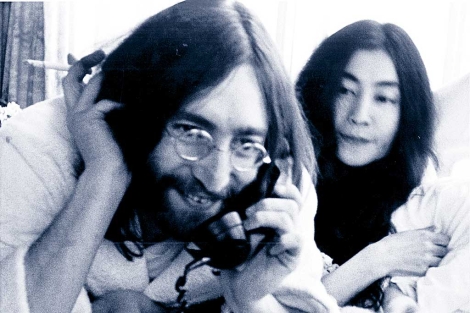 John Lennon junto a su mujer Yoko Ono. | El Mundo John Lennon junto a su mujer Yoko Ono. | El Mundo