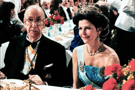 Camilo José Cela y la reina de Suecia, durante la gala de los Nobel de 1989. | Primera visión