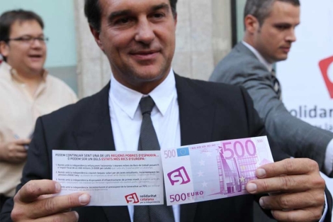 Laporta, en un reciente acto de campaña en La Boqueria de Barcelona. | Santi Cogolludo Laporta, en un reciente acto de campaña en La Boqueria de Barcelona. | Santi Cogolludo